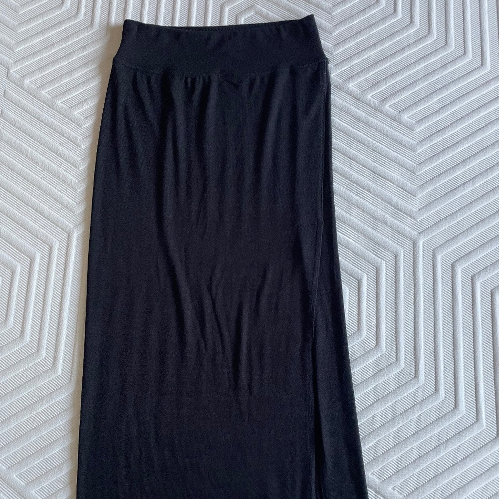 Aritzia Wilfred, Black Shields Skirt, Midi skirt with slit, Size small